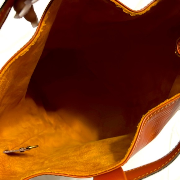 LOUIS VUITTON Randonnee PM
M43083 Kenyan Brown Epi Backpack - Picture 2 of 10